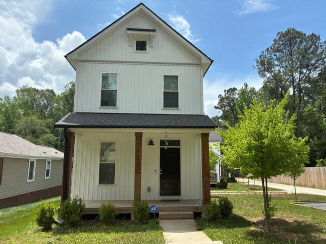 Building Photo - Room in House on Maplewood Dr