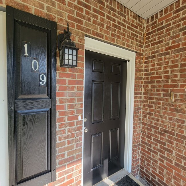 Photo - 3 Bedroom, 2 Bathroom Rental With Garage