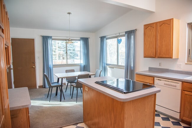 Photo - 9 Paramount Pky