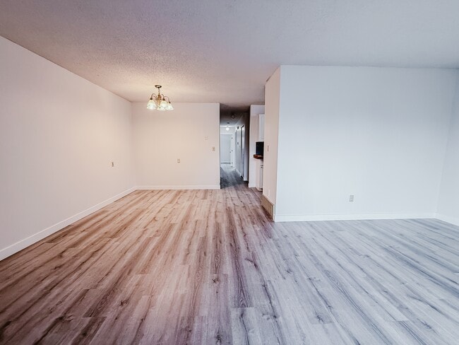 Photo - 1513-1536 36 St SE