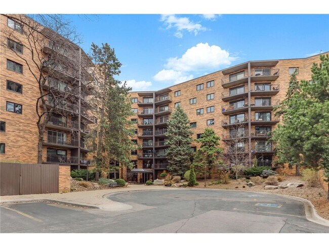 Building Photo - 210 W Grant St Unit 516