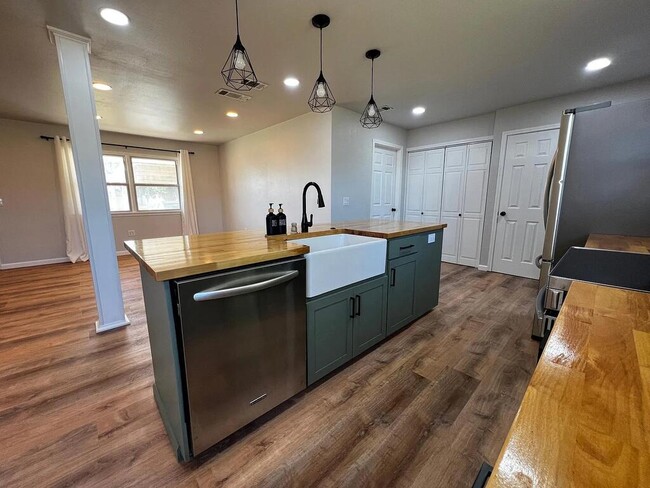 904 NW Ave I