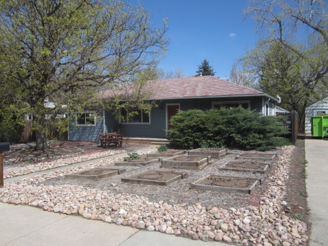 Building Photo - 3 Bed 2 Bath Martin Acres Home With Large Backyard & Flatiron Views!
