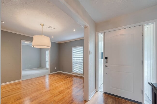 Photo - 927 Carlingford Ln