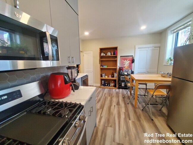 Photo - 1914 Beacon St