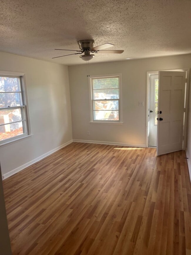 1115 Oakwood Dr