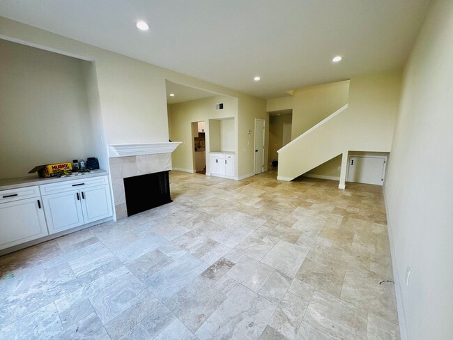 Photo - Remodelled 3/3 Townhome For Rent in Huntin...