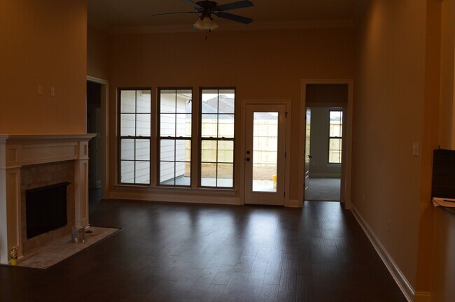 Building Photo - 4 bedroom home in Prairieville