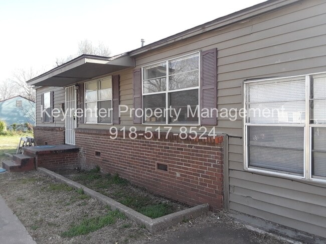 Building Photo - Spacious 4 Bedroom House
