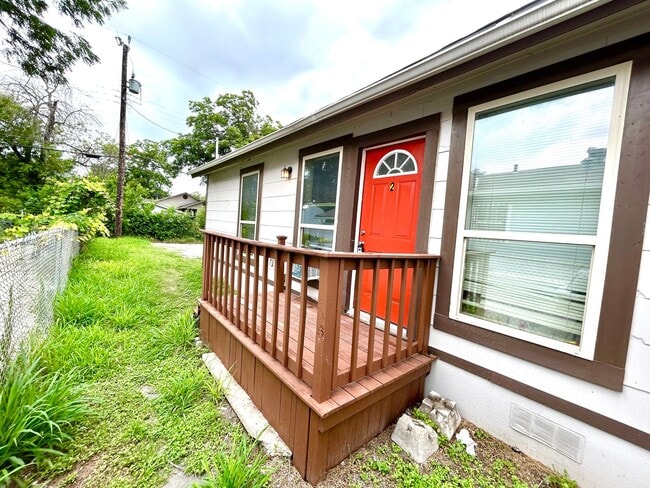 Building Photo - *MOVE IN SPECIAL* 2 Bedroom / 1 Bath Unit Near Lackland AFB!