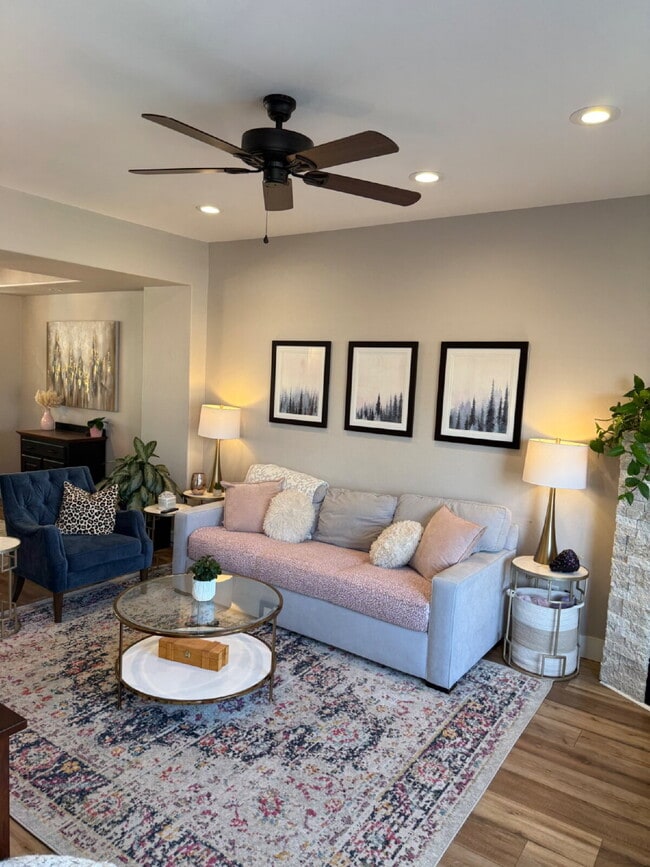 Photo - "Charming 2-Bed Townhouse in Littleton: Spacious 1,256 Sq Ft with 2 Full Baths & 1 Half Bath!" Unidad #D