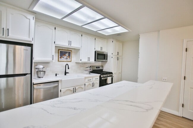 Photo - Los Caballeros #001 Unit 1A