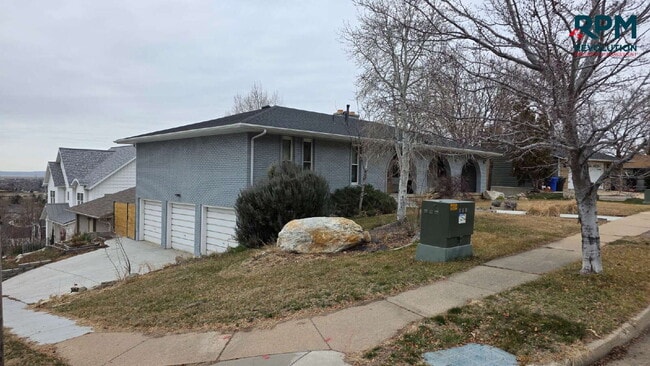 Photo - "Charming 2-Bedroom Retreat with Stunning Views on Mountain Side Drive!"