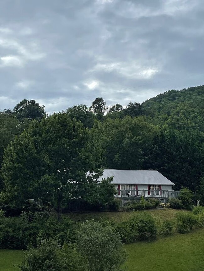Building Photo - Views and relaxation await - Nearby Asheville