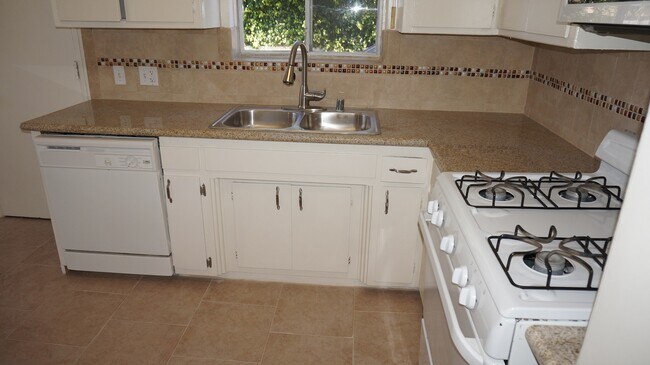 Photo - 3042 Livonia Ave