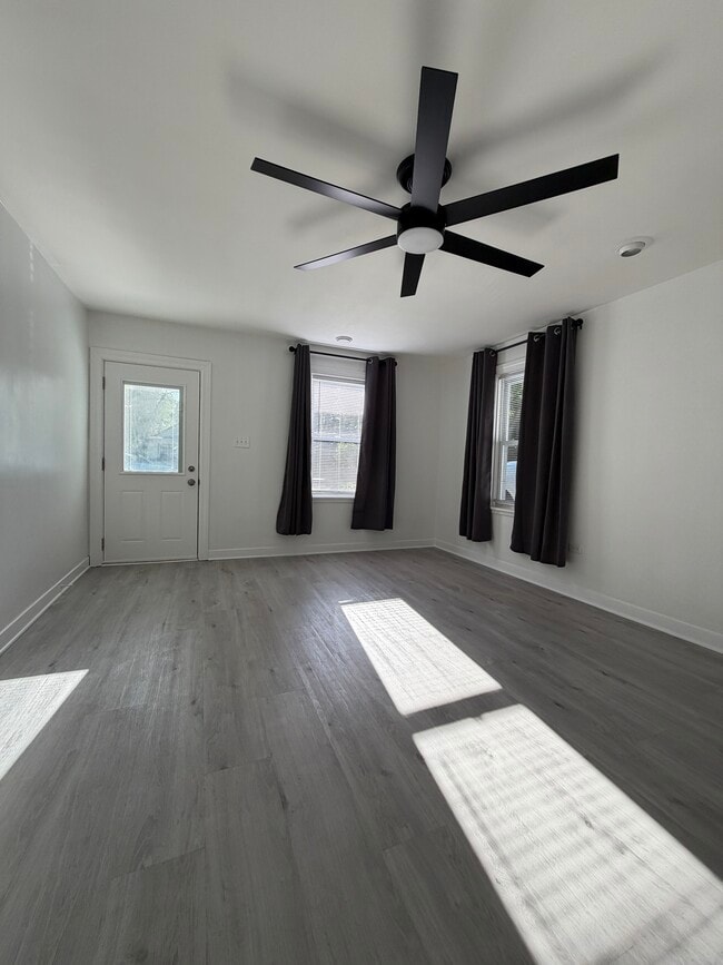Living room - 3206 S Waterview Ave