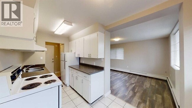 Photo - 9932-9105 105 Ave