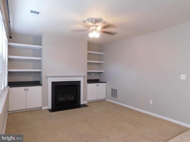 Photo - 402 Kintyre Ln