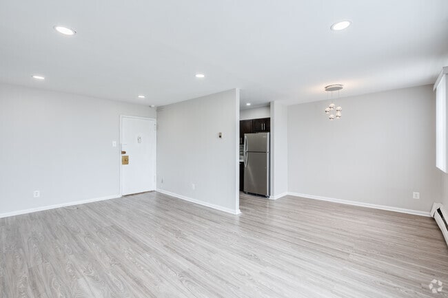 2BR, 1BA - 880SF