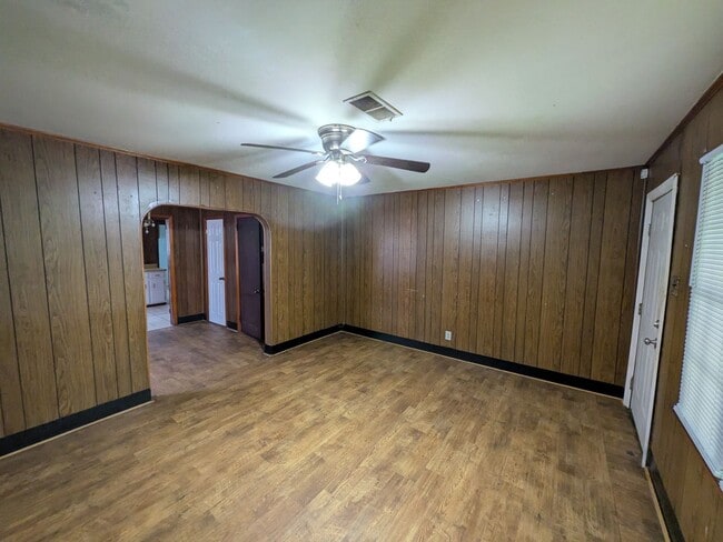 Photo - 1694 Douglas St
