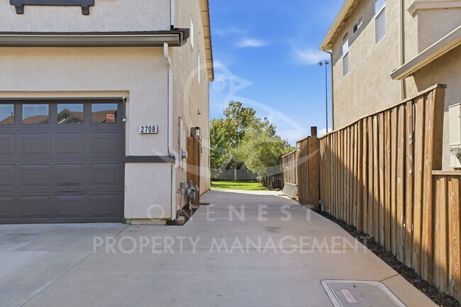 Photo - 2708 Woodfield Way