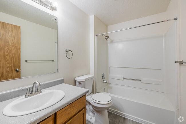 2BR, 2BA - 946SF - Primary Bathroom