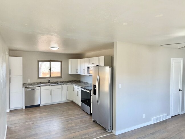 Photo - Wonderful 3 BEDROOM home in South Colorado...