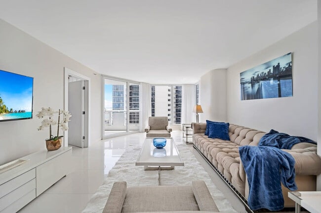 Building Photo - 1717 N Bayshore Dr Unit ID1054086P Rental