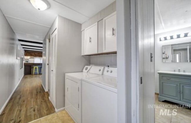 Photo - 337 2nd Ave W