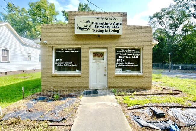 Building Photo - 839 W Richardson Ave