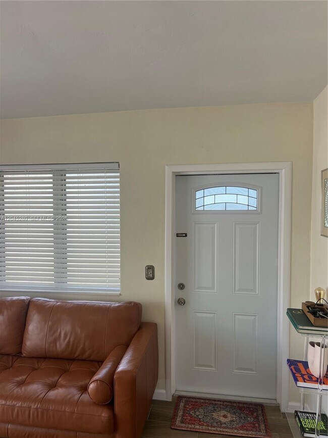 Photo - 7720 Harding Ave Unidad 8