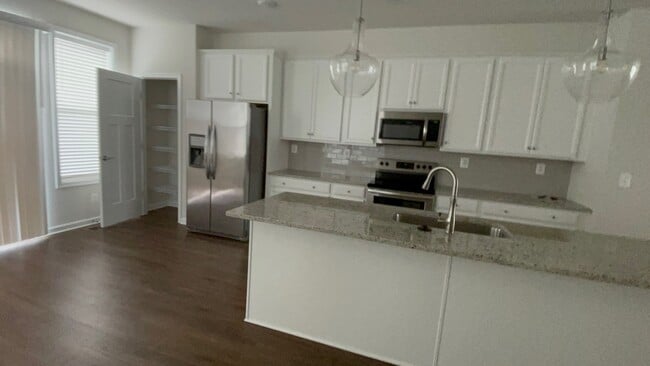 Photo - 521 Caddy Aly