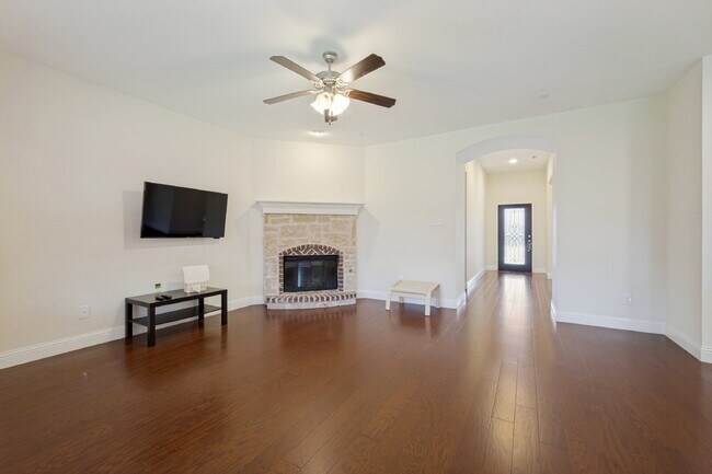 Photo - Beautiful Open-Concept Home with Large Backyard