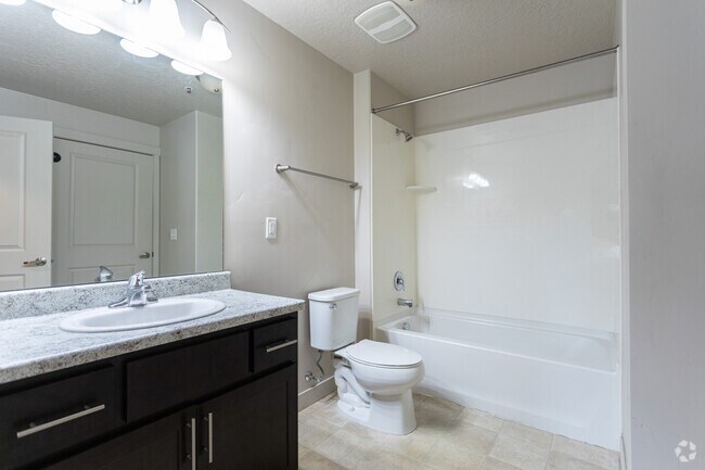 1BR, 1BA - 658SF - Bathroom