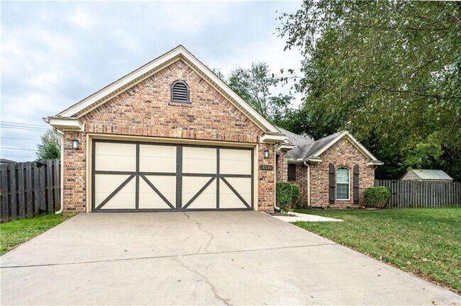 Photo - 1536 N Oakhaven Pl