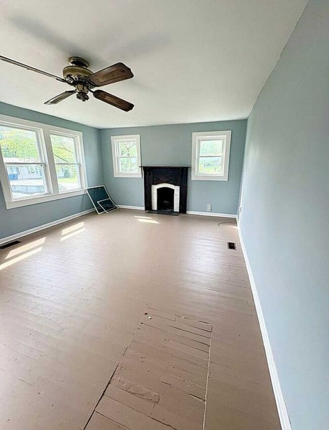 Photo - 4 Bedroom Home!
