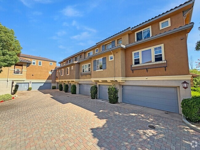 Building Photo - Beautiful 2B/2.5BA located in Santee! Rental