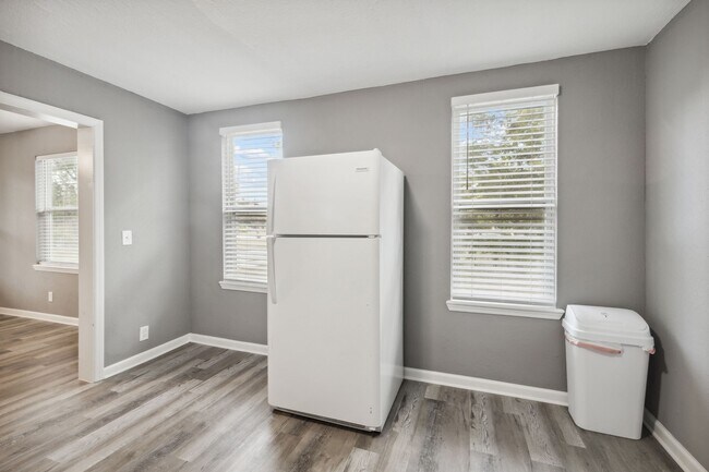 Photo - 1271 Hart St