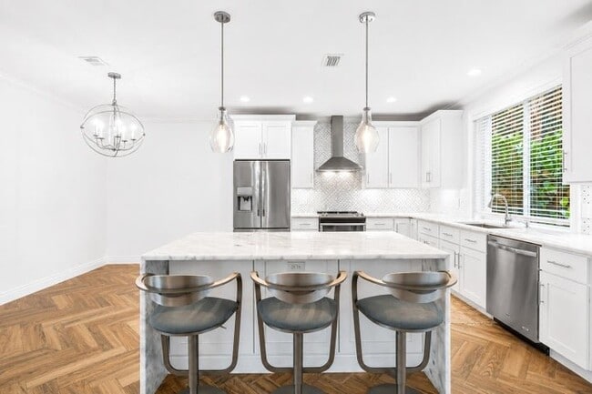 Photo - 350 SW 8th St