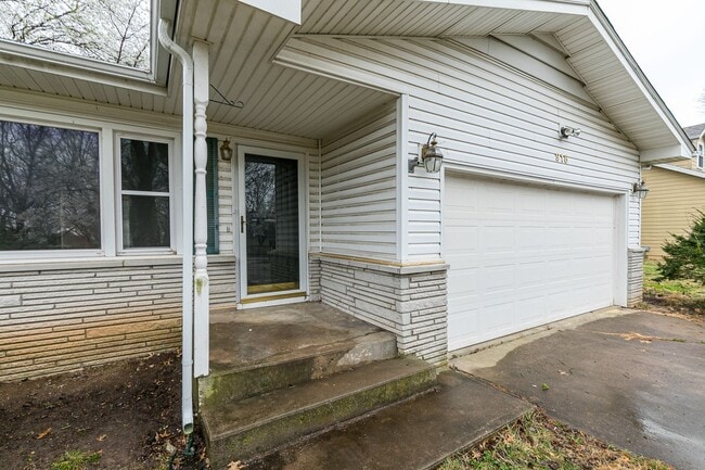 Photo - SOUTH SPRINGFIELD HOME (Kickapoo and Cherokee Schools) -- 3 Bed | 1.5 Bath | 2 Car Garage -- LARG...