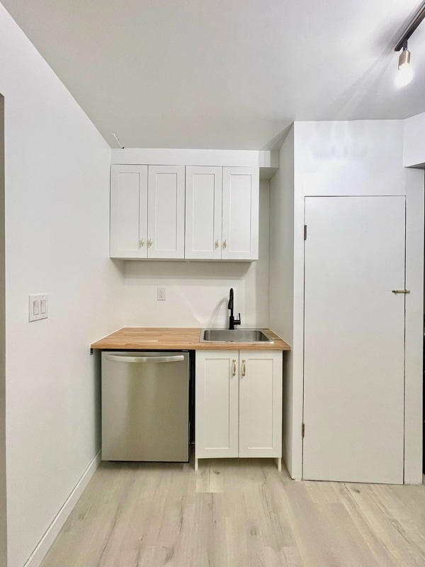 Photo - 2133 Sperling Av