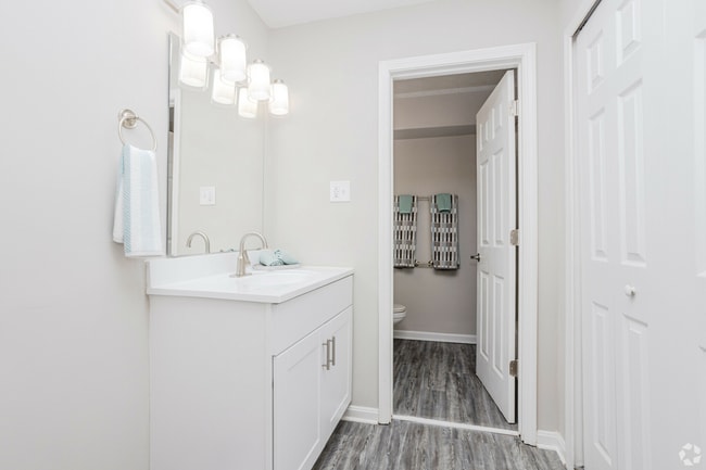 Rye1Bath.jpg - The Rye Apartments