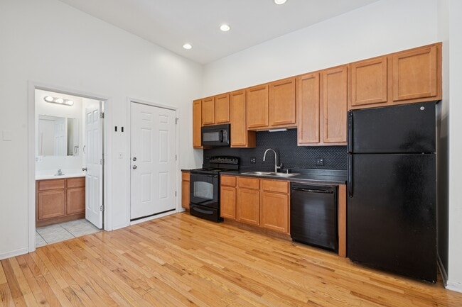 Building Photo - 2712 W North Ave Unit 2F