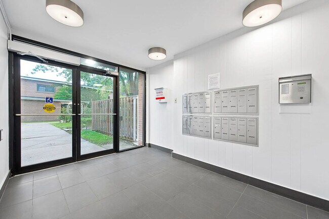 Photo - 2055-2057 Barsuda Dr