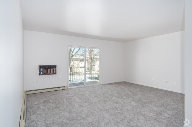 El Deluxe - 2 habitaciones, 1.5 baños - 887 pies cuadrados - Sala de estar - Heritage Senior Apartments - 55 and over