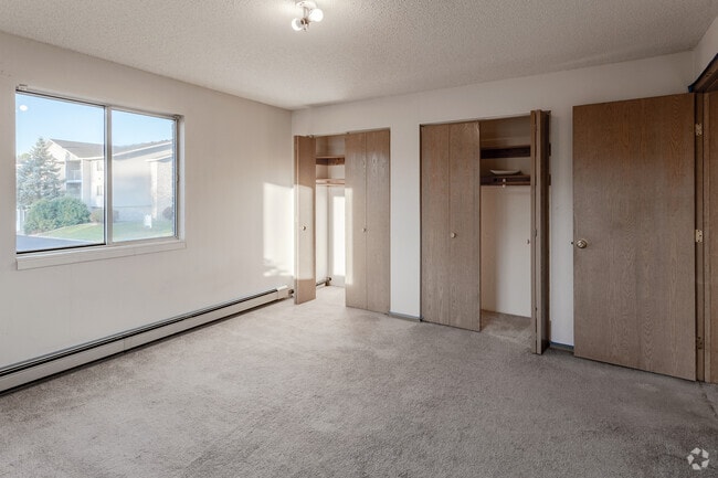 2BR, 1BA - 880SF - Primary Bedroom