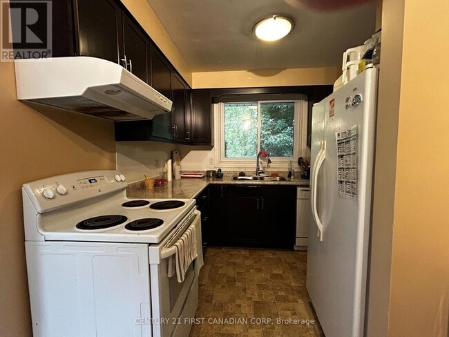 Photo - 460 Castlegrove Blvd