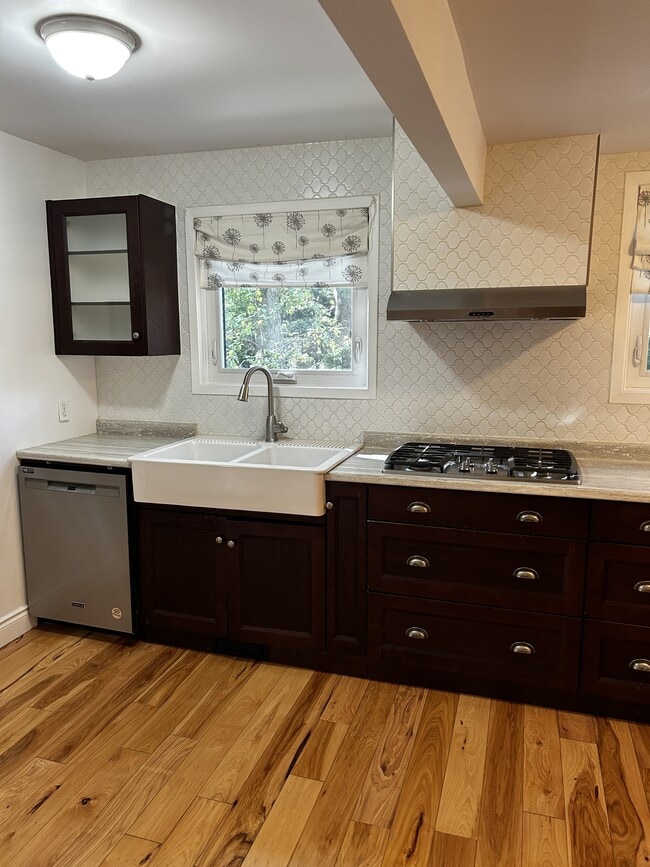 Photo - 1931 Lakeshore Rd