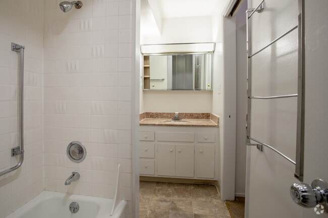 1HAB, 1BA - 910 ft² - Parkway Townhomes