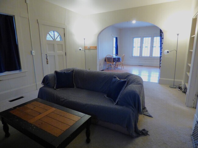 Photo - 823 W Boulevard St